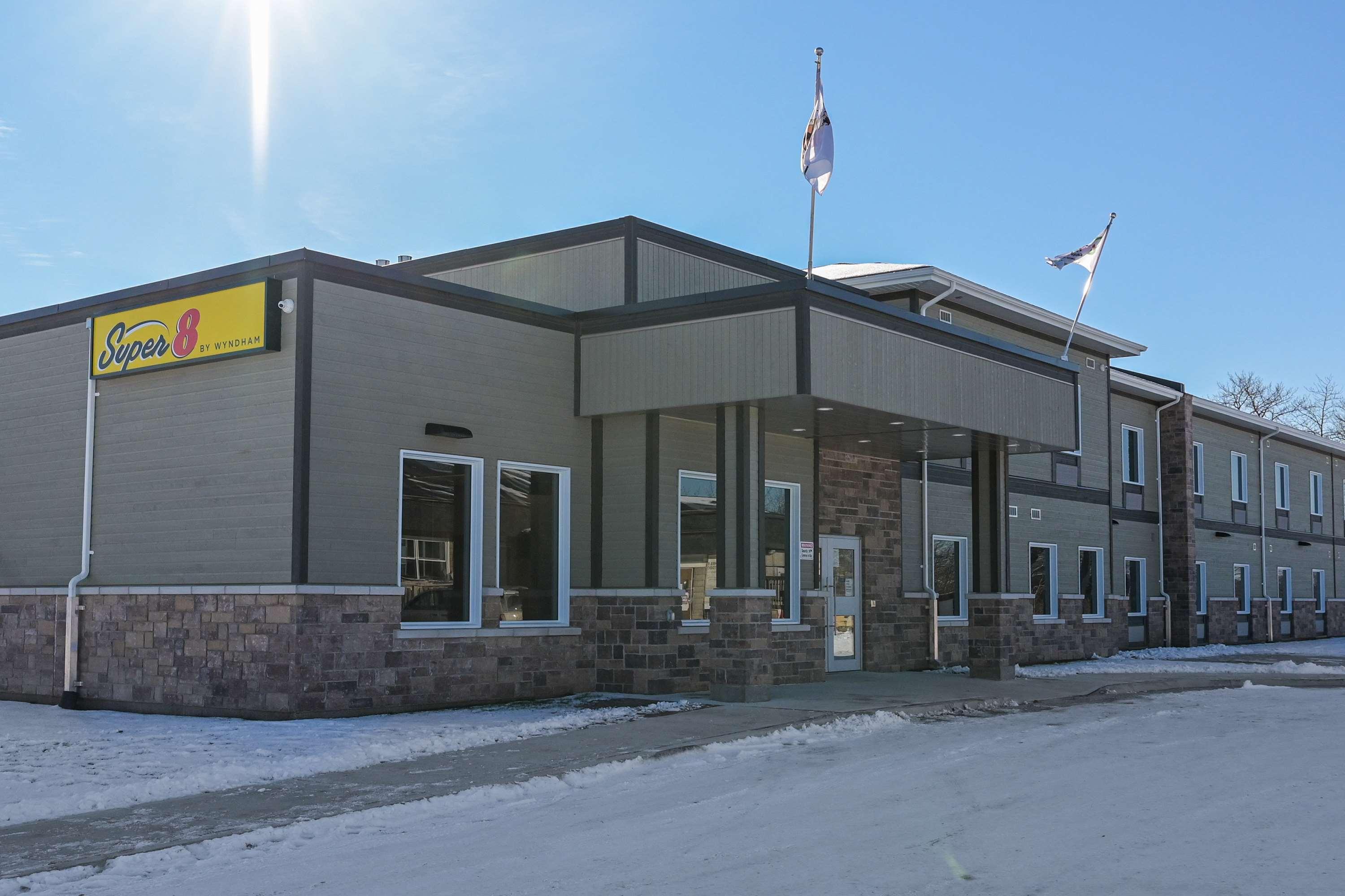 Super 8 By Wyndham Moosonee Hotel Екстериор снимка