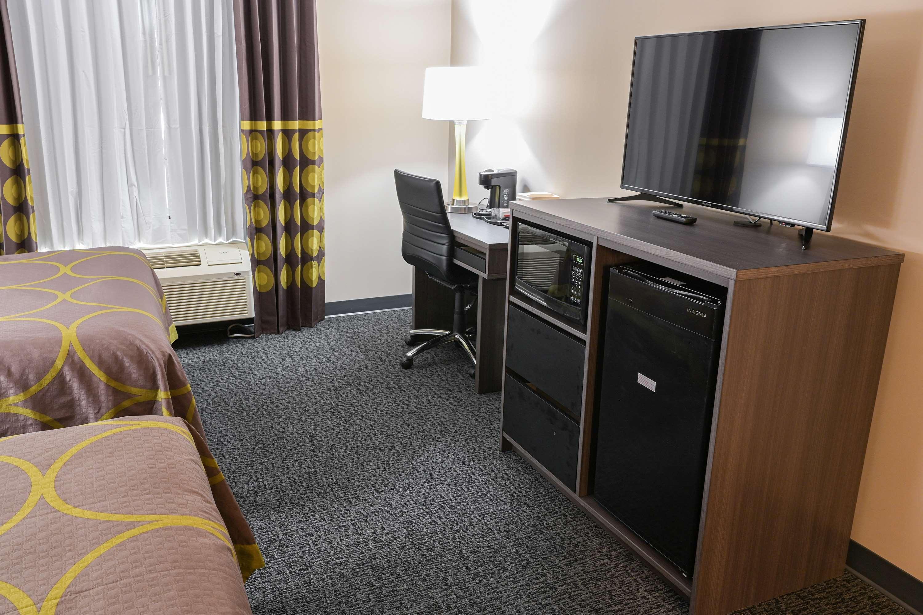 Super 8 By Wyndham Moosonee Hotel Екстериор снимка